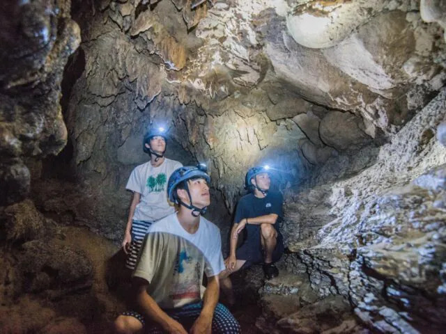 西表島の鍾乳洞を探検している様子