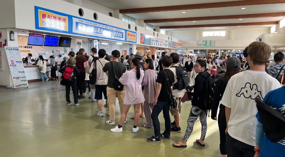「フェリー事前予約サービス」導入前の石垣港離島ターミナルにてお客さんの行列の様子