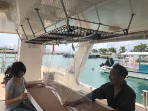 Breeze石垣島のボート内で飛沫感染防止対策シートを張っている様子