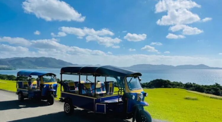 石垣島のオーシャンビューの背景とトゥクトゥクレンタカー