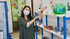 アクセサリーを紹介している様子