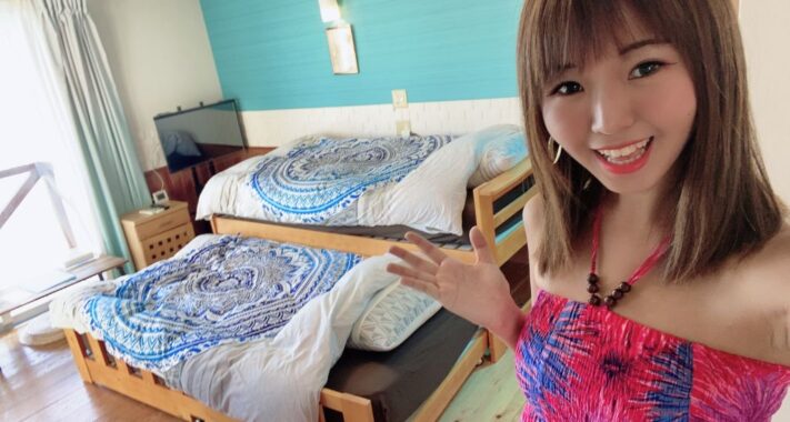コテージにて2名分のベットを紹介している様子