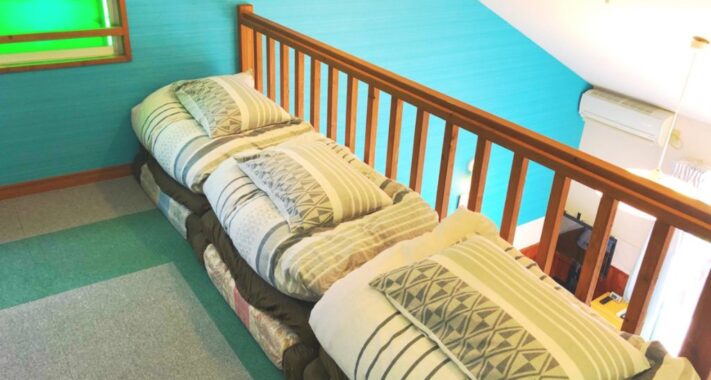 ALOALO BEACH 川平のコテージ付きロフトにて3名分の布団が敷ける様子