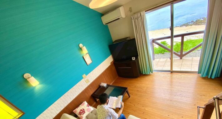 ALOALO BEACH 川平のコテージ内にあるTVとクーラー