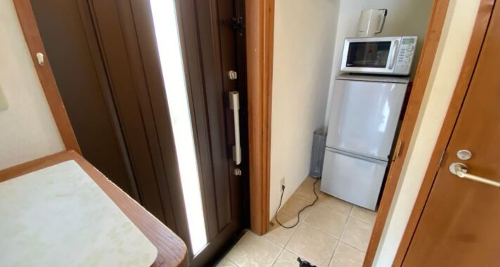 ALOALO BEACH 川平のコテージ内にある電子レンジと冷蔵庫