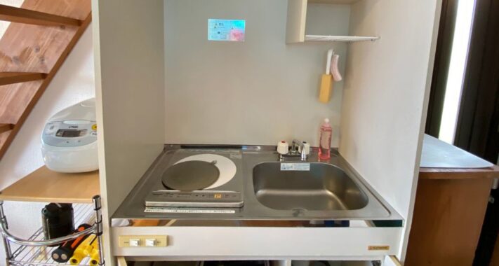 ALOALO BEACH 川平のコテージ内にあるミニキッチンと炊飯器、夜間ライト