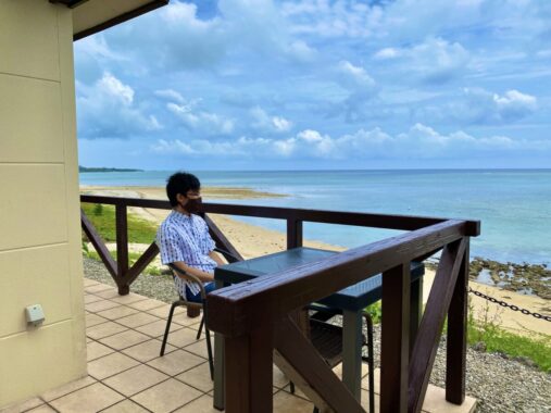 ALOALO BEACH 川平のコテージ付きテラスにてオーシャンビューを一望している様子