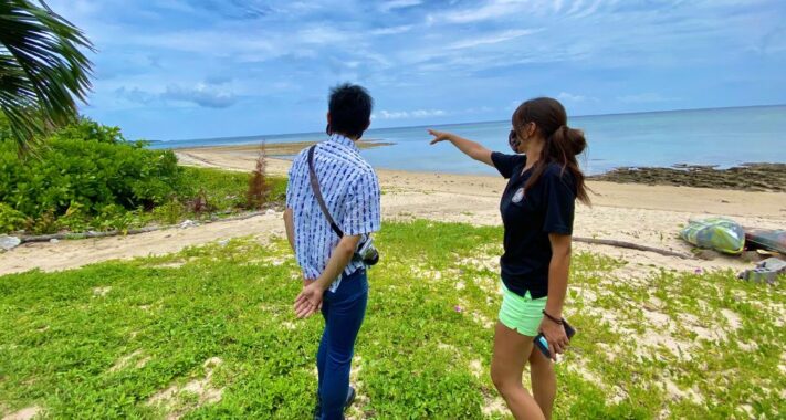 ALOALO BEACH 川平の海辺にて取材している様子