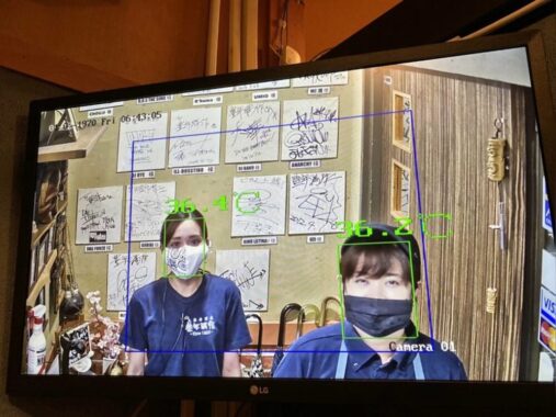 AIで熱を感知している豊年満作 石垣店のスタッフ