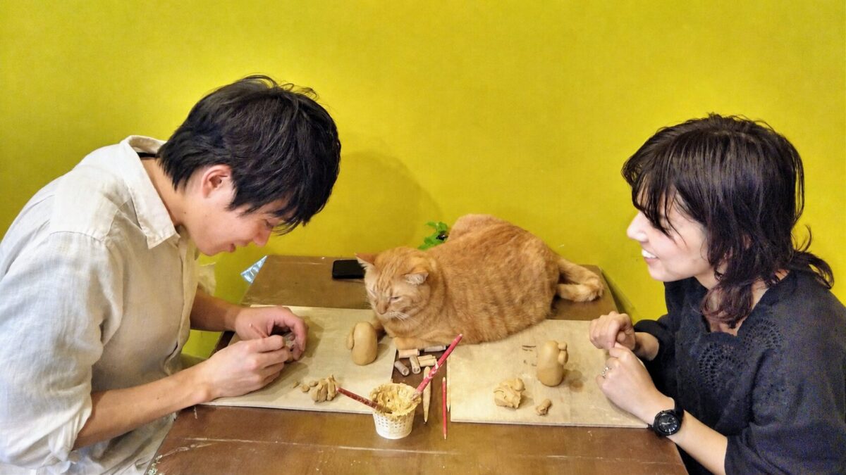 カップルでシーサー作り体験をしている様子
