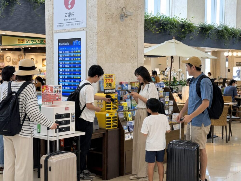 観光客が南ぬ島石垣空港にある「Wi-FiBOX」をレンタルしている様子